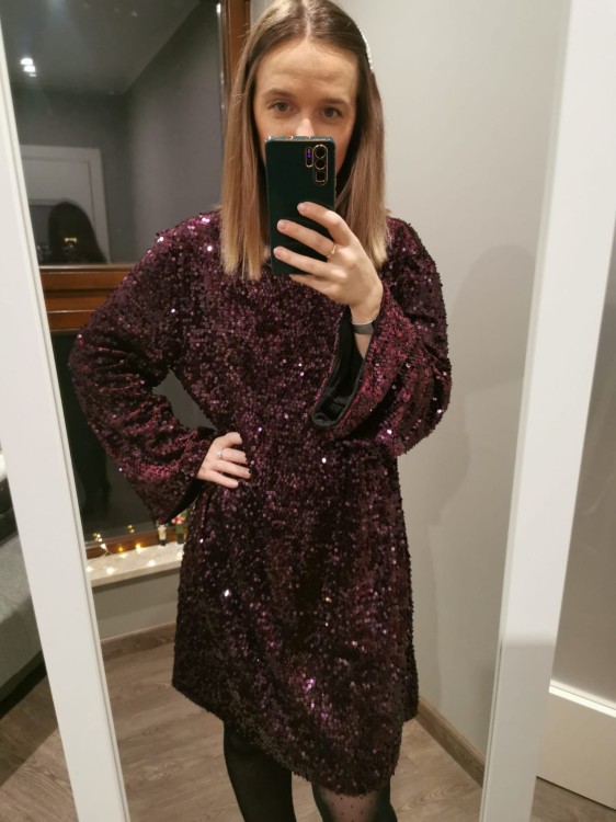 sukienka z kokardą, sukienka cekinowa, sukienka cekinowa z kokardą na plecach, sukienka z kokardą na plecach, sukienka z kokardką