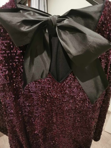 sukienka z kokardą, sukienka cekinowa, sukienka cekinowa z kokardą na plecach, sukienka z kokardą na plecach, sukienka z kokardką