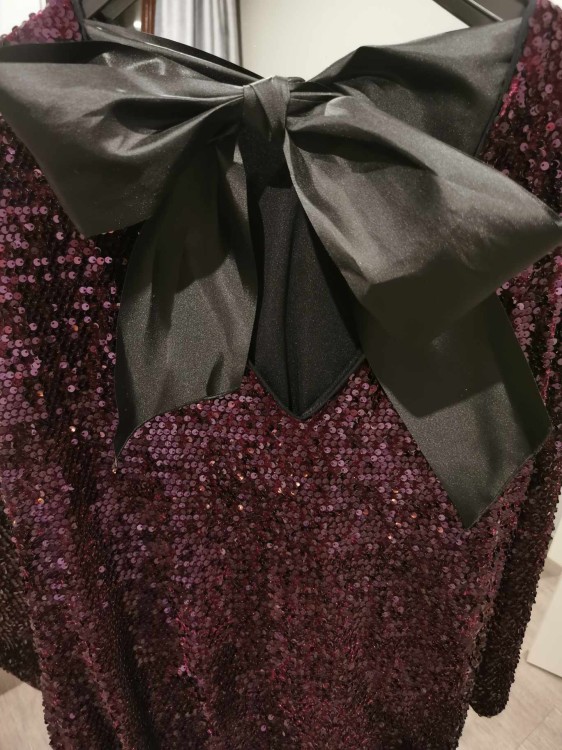 sukienka z kokardą, sukienka cekinowa, sukienka cekinowa z kokardą na plecach, sukienka z kokardą na plecach, sukienka z kokardką