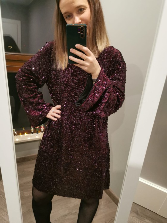 sukienka z kokardą, sukienka cekinowa, sukienka cekinowa z kokardą na plecach, sukienka z kokardą na plecach, sukienka z kokardką