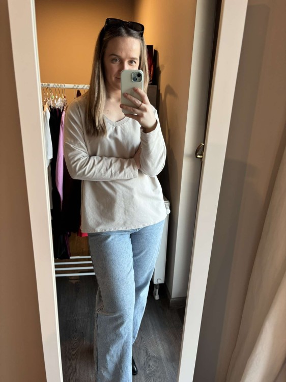 bluzka beżowa damska,  bluzka damska z dekoltem, bluzka bawełniana, bluzka z dekoltem w szpic, bluzka bawełniana damska, bluzka damska beżowa, bluzki damskie