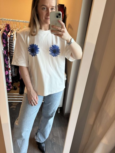 t-shirt la milla stokrotki, t-shirt stokrotki la milla, bawełniany t-shirt la milla, t-shirt la milla biały, bawełniany t-shirt biały, t-shirt stokrotki ecru, t-shirt la milla stokrotki ecru, t-shirt la milla niebieskie stokrotki, t-shirt damski la milla