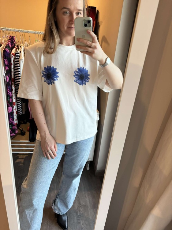 t-shirt la milla stokrotki, t-shirt stokrotki la milla, bawełniany t-shirt la milla, t-shirt la milla biały, bawełniany t-shirt biały, t-shirt stokrotki ecru, t-shirt la milla stokrotki ecru, t-shirt la milla niebieskie stokrotki, t-shirt damski la milla