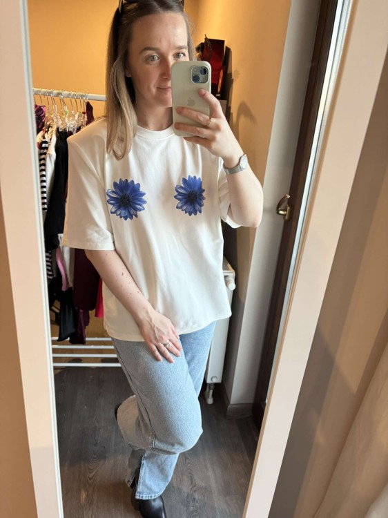 t-shirt la milla stokrotki, t-shirt stokrotki la milla, bawełniany t-shirt la milla, t-shirt la milla biały, bawełniany t-shirt biały, t-shirt stokrotki ecru, t-shirt la milla stokrotki ecru, t-shirt la milla niebieskie stokrotki, t-shirt damski la milla