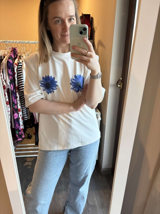 t-shirt la milla stokrotki, t-shirt stokrotki la milla, bawełniany t-shirt la milla, t-shirt la milla biały, bawełniany t-shirt biały, t-shirt stokrotki ecru, t-shirt la milla stokrotki ecru, t-shirt la milla niebieskie stokrotki, t-shirt damski la milla