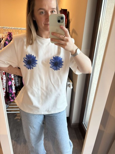 t-shirt la milla stokrotki, t-shirt stokrotki la milla, bawełniany t-shirt la milla, t-shirt la milla biały, bawełniany t-shirt biały, t-shirt stokrotki ecru, t-shirt la milla stokrotki ecru, t-shirt la milla niebieskie stokrotki, t-shirt damski la milla