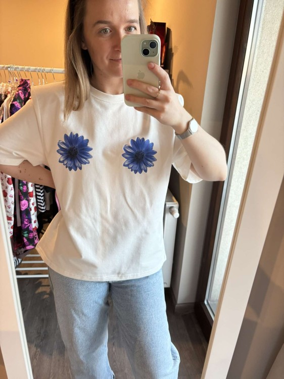 t-shirt la milla stokrotki, t-shirt stokrotki la milla, bawełniany t-shirt la milla, t-shirt la milla biały, bawełniany t-shirt biały, t-shirt stokrotki ecru, t-shirt la milla stokrotki ecru, t-shirt la milla niebieskie stokrotki, t-shirt damski la milla