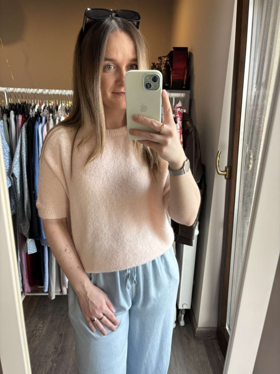 sweter baby alpaka, wełniany sweter, sweter premium, sweter damski pudrowy róż, sweter z okrągłym dekoltem, sweter z krótkim rękawem, sweter damski elegancki, sweter casualowy, sweter na wiosnę, sweter na lato, elegancki sweter