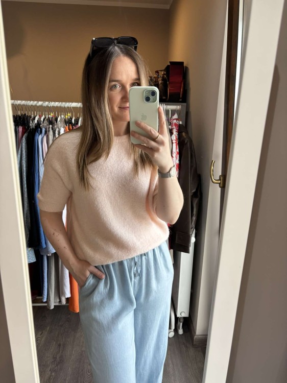 sweter baby alpaka, wełniany sweter, sweter premium, sweter damski pudrowy róż, sweter z okrągłym dekoltem, sweter z krótkim rękawem, sweter damski elegancki, sweter casualowy, sweter na wiosnę, sweter na lato, elegancki sweter