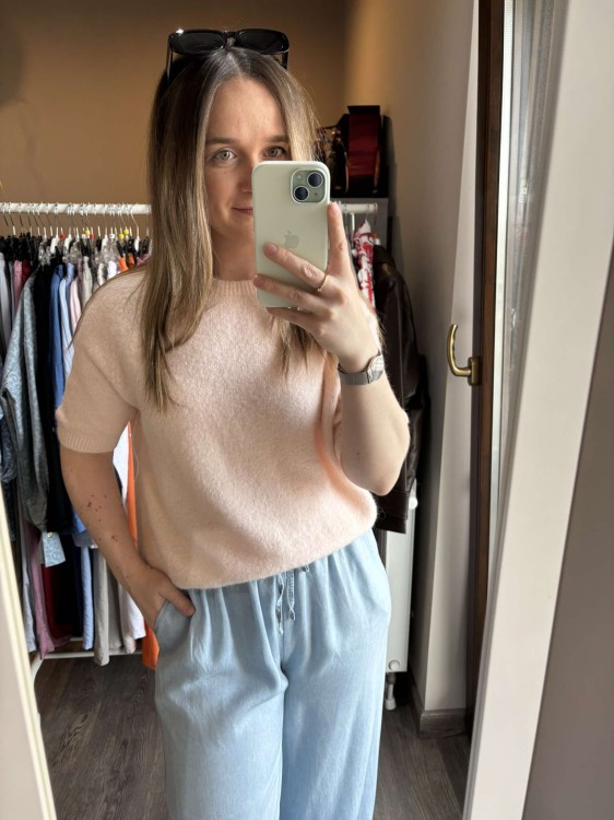 sweter baby alpaka, wełniany sweter, sweter premium, sweter damski pudrowy róż, sweter z okrągłym dekoltem, sweter z krótkim rękawem, sweter damski elegancki, sweter casualowy, sweter na wiosnę, sweter na lato, elegancki sweter