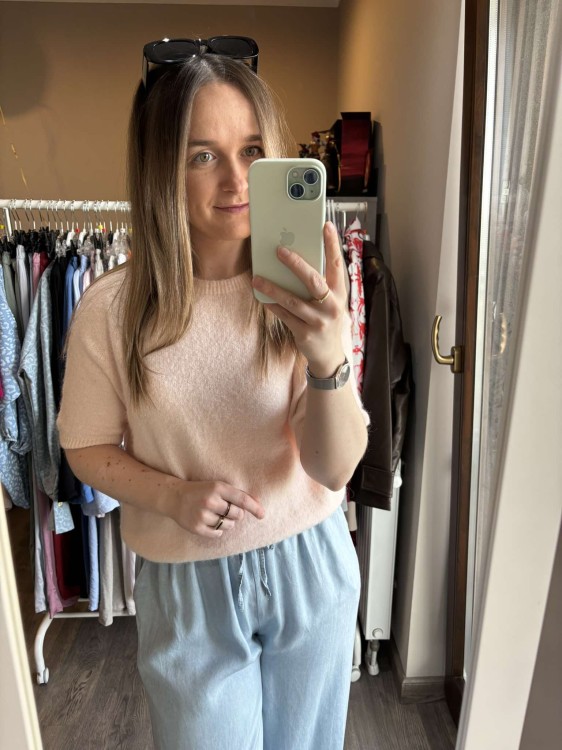 sweter baby alpaka, wełniany sweter, sweter premium, sweter damski pudrowy róż, sweter z okrągłym dekoltem, sweter z krótkim rękawem, sweter damski elegancki, sweter casualowy, sweter na wiosnę, sweter na lato, elegancki sweter