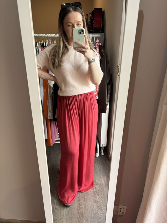 spodnie wiskozowe, spodnie wiskoza, lekkie spodnie, zwiewne spodnie damskie, spodnie na lato, przewiewne spodnie na lato, spodnie czerwone, spodnie wiskozowe czerwone