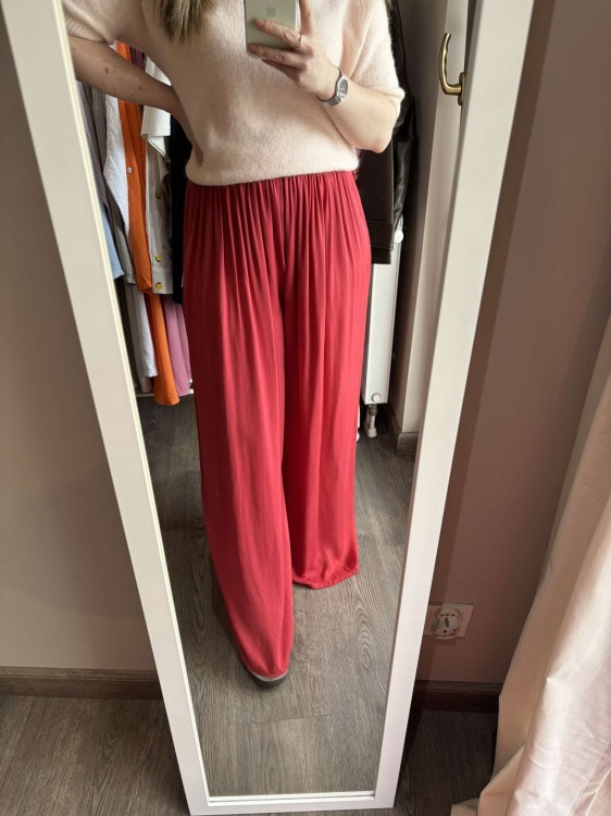 spodnie wiskozowe, spodnie wiskoza, lekkie spodnie, zwiewne spodnie damskie, spodnie na lato, przewiewne spodnie na lato, spodnie czerwone, spodnie wiskozowe czerwone