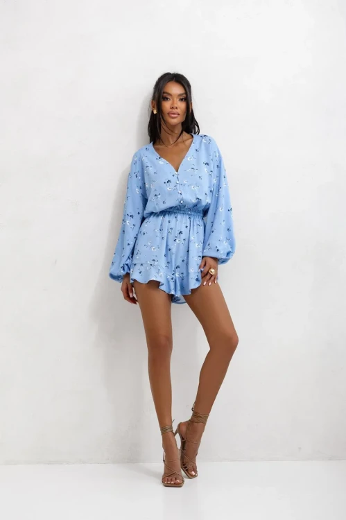 Kombinezon damski krótki z wiskozy w kolorze niebieskim z długimi rękawami i gumką w talii, kombinezon damski z wiskozy, letni kombinezon damski, niebieski kombinezon damski, kombinezon damski w kwiaty, kombinezon damski na lato