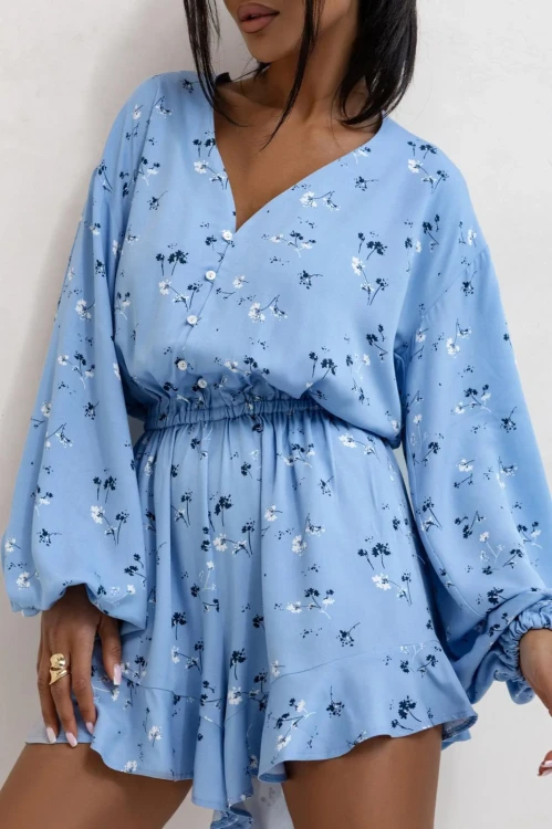 Kombinezon damski krótki z wiskozy w kolorze niebieskim z długimi rękawami i gumką w talii, kombinezon damski z wiskozy, letni kombinezon damski, niebieski kombinezon damski, kombinezon damski w kwiaty, kombinezon damski na lato