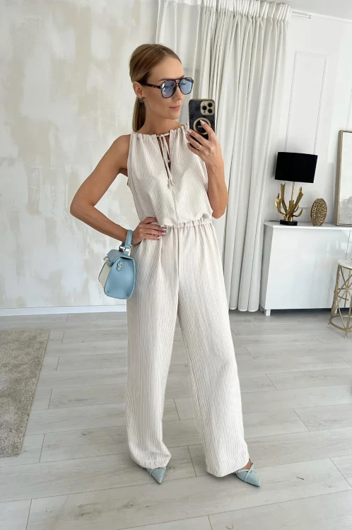 Kombinezon damski na lato z długimi nogawkami, biało-beżowe paski, kieszenie, dekolt wiązany na szyi, kombinezon damski na lato, kombinezon na wakacje, kombinezon na lato, kombinezon wiskozowy