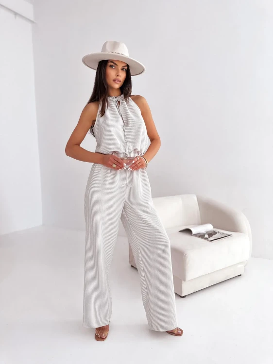 Kombinezon damski na lato z długimi nogawkami, biało-beżowe paski, kieszenie, dekolt wiązany na szyi, kombinezon damski na lato, kombinezon na wakacje, kombinezon na lato, kombinezon wiskozowy