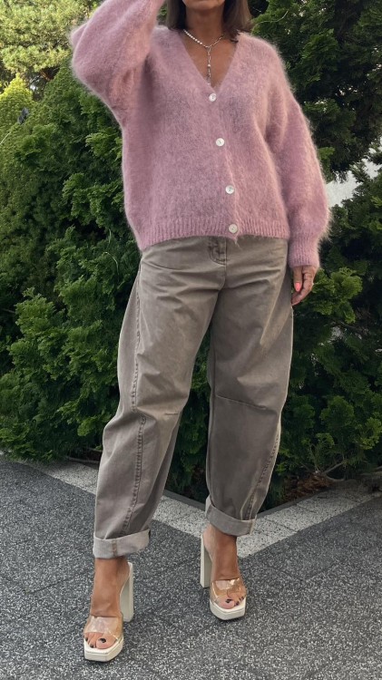 kardigan moherowy damski, kardigan kid moher, kardigan moherowy brudny róż, luźny kardigan na jesień do jeansów, kardigan oversize z moheru, puszysty kardigan moherowy, kardigan premium z moheru, kardigan zapinany na guziki, kardigan rozpinany