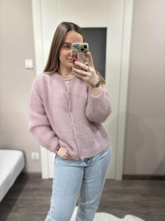 kardigan moherowy damski, kardigan kid moher, kardigan moherowy brudny róż, luźny kardigan na jesień do jeansów, elegancki kardigan kid moher, puszysty kardigan moherowy, kardigan premium z moheru, kardigan zapinany na guziki, elegancki sweter moherowy