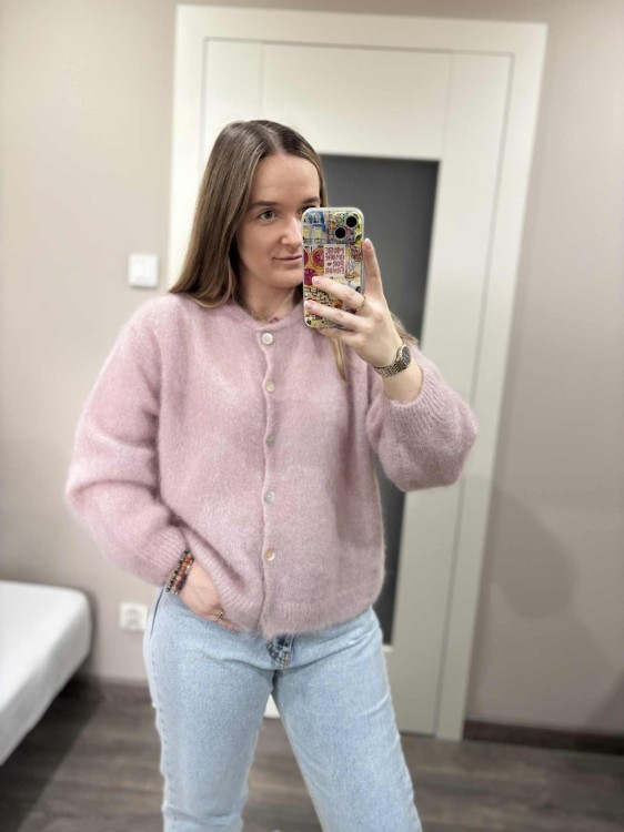 kardigan moherowy damski, kardigan kid moher, kardigan moherowy brudny róż, luźny kardigan na jesień do jeansów, elegancki kardigan kid moher, puszysty kardigan moherowy, kardigan premium z moheru, kardigan zapinany na guziki, elegancki sweter moherowy