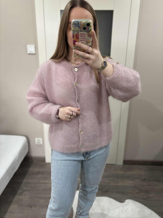 kardigan moherowy damski, kardigan kid moher, kardigan moherowy brudny róż, luźny kardigan na jesień do jeansów, elegancki kardigan kid moher, puszysty kardigan moherowy, kardigan premium z moheru, kardigan zapinany na guziki, elegancki sweter moherowy