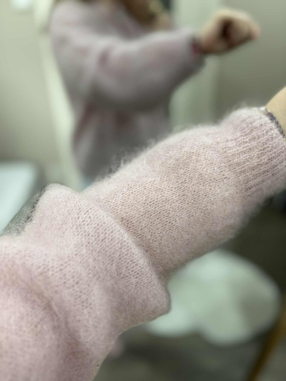 kardigan moherowy damski, kardigan kid moher, kardigan moherowy brudny róż, luźny kardigan na jesień do jeansów, elegancki kardigan kid moher, puszysty kardigan moherowy, kardigan premium z moheru, kardigan zapinany na guziki, elegancki sweter moherowy