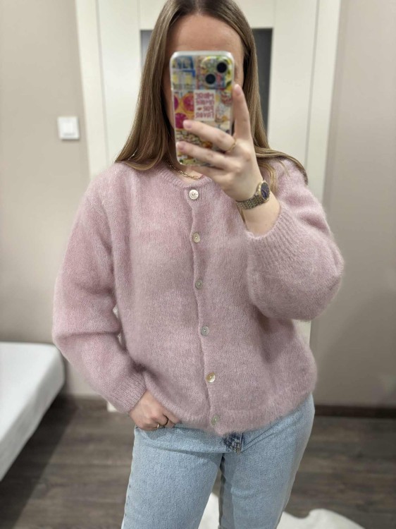 kardigan moherowy damski, kardigan kid moher, kardigan moherowy brudny róż, luźny kardigan na jesień do jeansów, elegancki kardigan kid moher, puszysty kardigan moherowy, kardigan premium z moheru, kardigan zapinany na guziki, elegancki sweter moherowy