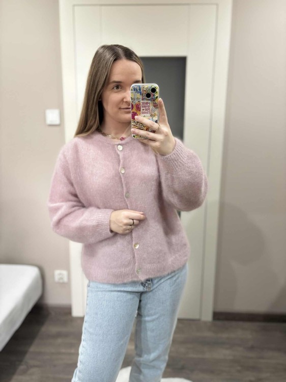 kardigan moherowy damski, kardigan kid moher, kardigan moherowy brudny róż, luźny kardigan na jesień do jeansów, elegancki kardigan kid moher, puszysty kardigan moherowy, kardigan premium z moheru, kardigan zapinany na guziki, elegancki sweter moherowy
