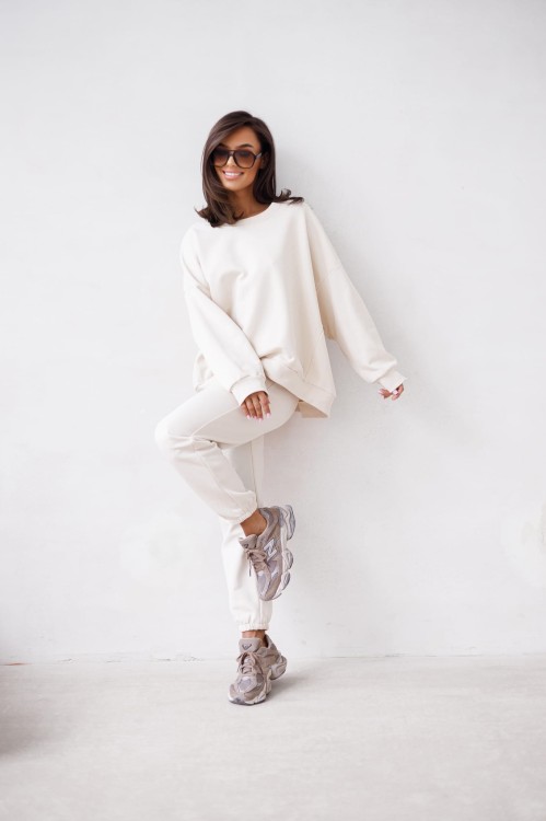 bluza dresowa śmietankowa damska, bluza dresowa madamesue, bluza dresowa pod kamizelkę puchową, bluza dresowa na jesień do jeansów, bluza śmietankowa na jesień do jeansów, wygodna bluza dresowa damska śmietankowa, bluza śmietankowa do jeansów