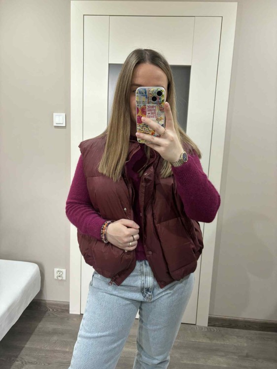 kamizelka puchowa na jesień, kamizelka puchowa bordowa, kamizelka z kaczym wypełnieniem, kamizelka puch kaczy, kamizelka puchowa bordowa na jesień, kamizelka puchowa do bluzy dresowej, kamizelka puchowa do jeansów na jesień