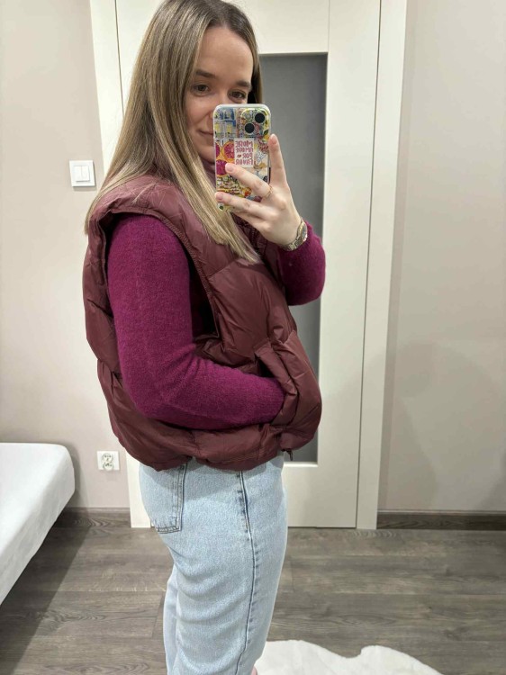 kamizelka puchowa na jesień, kamizelka puchowa bordowa, kamizelka z kaczym wypełnieniem, kamizelka puch kaczy, kamizelka puchowa bordowa na jesień, kamizelka puchowa do bluzy dresowej, kamizelka puchowa do jeansów na jesień