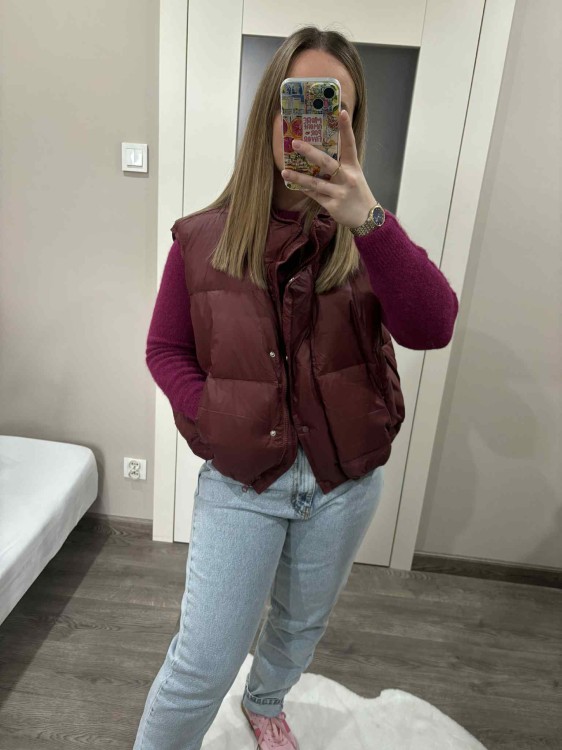 kamizelka puchowa na jesień, kamizelka puchowa bordowa, kamizelka z kaczym wypełnieniem, kamizelka puch kaczy, kamizelka puchowa bordowa na jesień, kamizelka puchowa do bluzy dresowej, kamizelka puchowa do jeansów na jesień