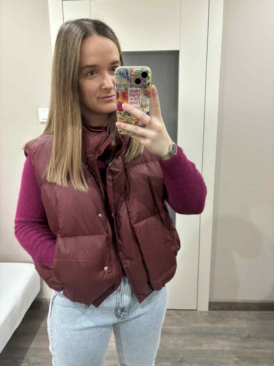 kamizelka puchowa na jesień, kamizelka puchowa bordowa, kamizelka z kaczym wypełnieniem, kamizelka puch kaczy, kamizelka puchowa bordowa na jesień, kamizelka puchowa do bluzy dresowej, kamizelka puchowa do jeansów na jesień