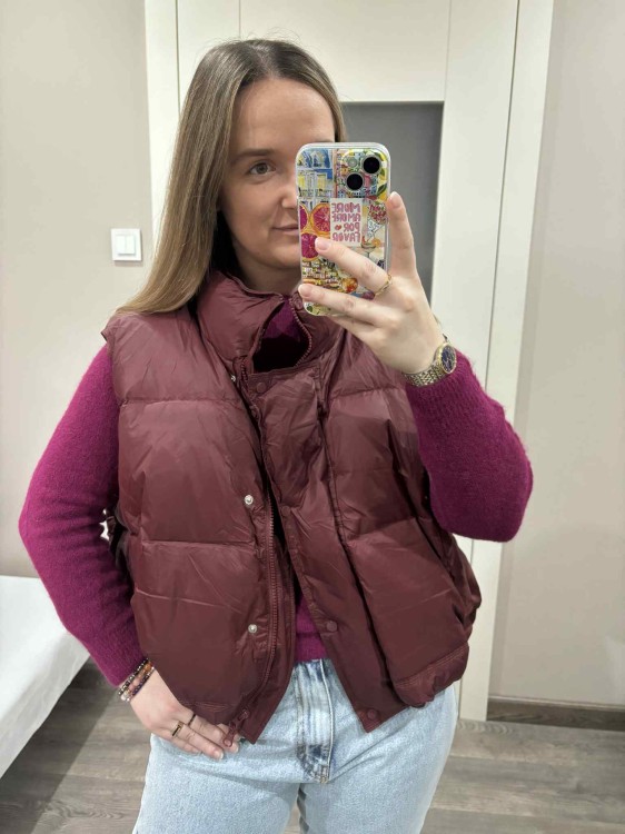 kamizelka puchowa na jesień, kamizelka puchowa bordowa, kamizelka z kaczym wypełnieniem, kamizelka puch kaczy, kamizelka puchowa bordowa na jesień, kamizelka puchowa do bluzy dresowej, kamizelka puchowa do jeansów na jesień