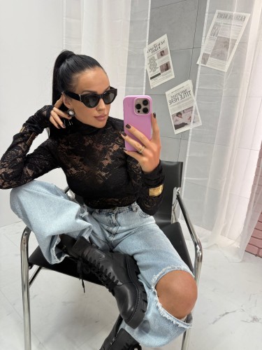 bluzka koronkowa z golfem la milla czarna, bluzka koronkowa czarna, la milla golf koronkowy czarna, bluzka koronkowa czarna na jesień, lace top chocolate, bluzka koronka pod marynarkę