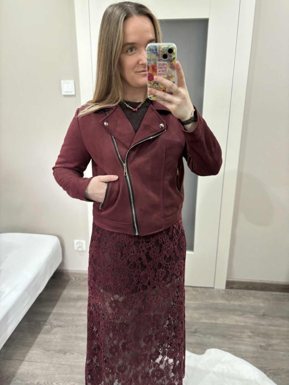 kurtka damska zamszowa, kurtka ramoneska zamszowa, kurtka biker zamszowa, ramoneska damska bordowa, kurtka biker zamszowa, kurtka damska jesienna, krótka kurtka damska, modna kurtka zamszowa damska bordowa na jesień, bordowa kurtka biker damska z zamkami