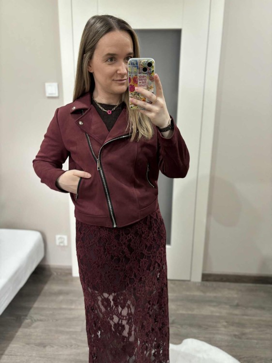 kurtka damska zamszowa, kurtka ramoneska zamszowa, kurtka biker zamszowa, ramoneska damska bordowa, kurtka biker zamszowa, kurtka damska jesienna, krótka kurtka damska, modna kurtka zamszowa damska bordowa na jesień, bordowa kurtka biker damska z zamkami