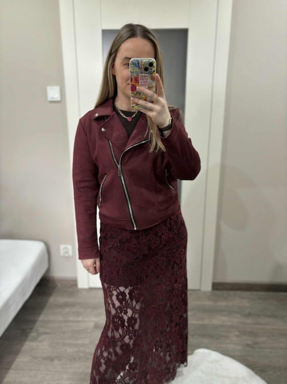 kurtka damska zamszowa, kurtka ramoneska zamszowa, kurtka biker zamszowa, ramoneska damska bordowa, kurtka biker zamszowa, kurtka damska jesienna, krótka kurtka damska, modna kurtka zamszowa damska bordowa na jesień, bordowa kurtka biker damska z zamkami