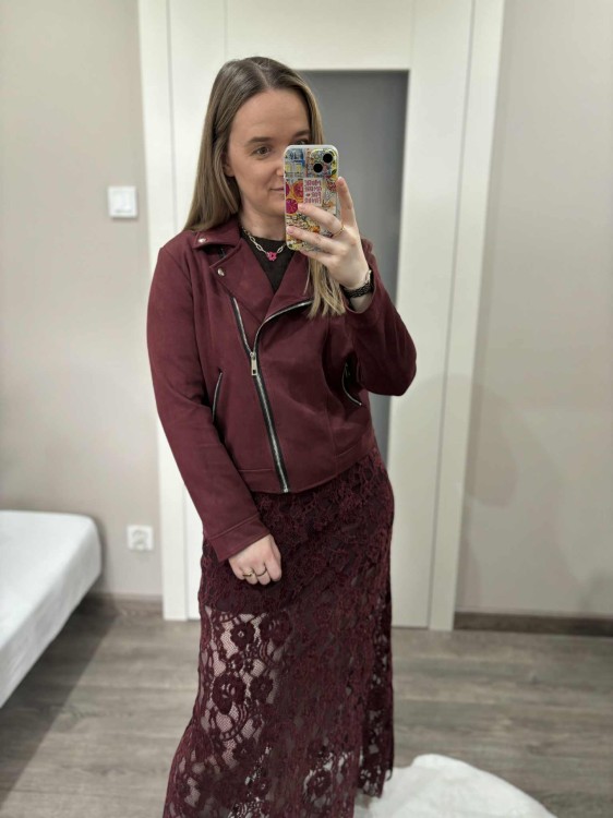 kurtka damska zamszowa, kurtka ramoneska zamszowa, kurtka biker zamszowa, ramoneska damska bordowa, kurtka biker zamszowa, kurtka damska jesienna, krótka kurtka damska, modna kurtka zamszowa damska bordowa na jesień, bordowa kurtka biker damska z zamkami