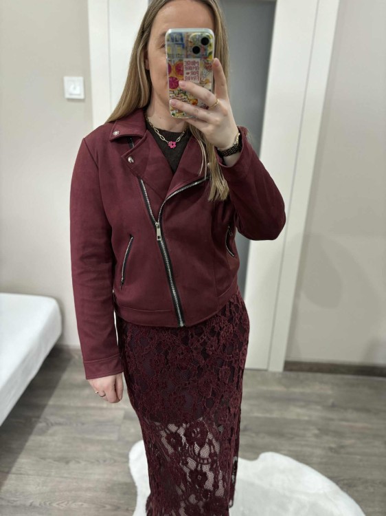 kurtka damska zamszowa, kurtka ramoneska zamszowa, kurtka biker zamszowa, ramoneska damska bordowa, kurtka biker zamszowa, kurtka damska jesienna, krótka kurtka damska, modna kurtka zamszowa damska bordowa na jesień, bordowa kurtka biker damska z zamkami