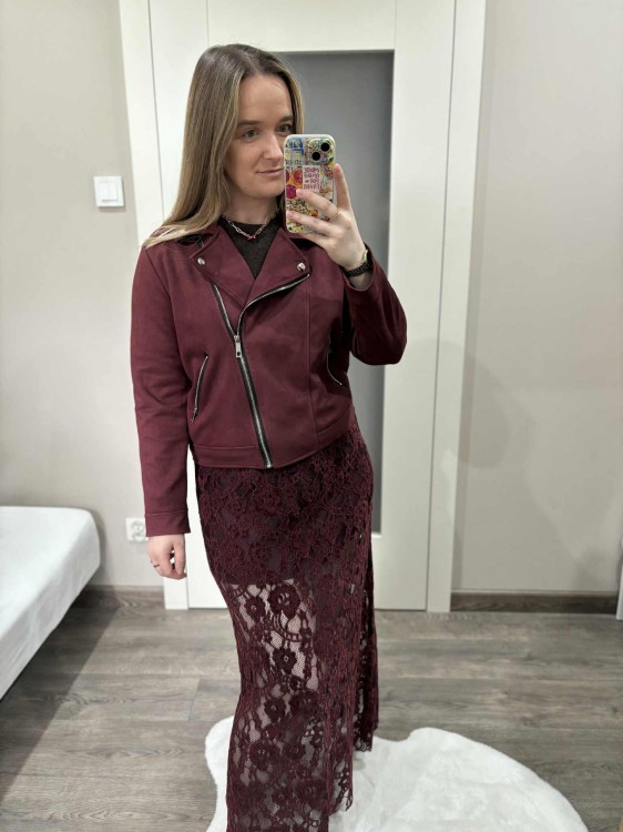 kurtka damska zamszowa, kurtka ramoneska zamszowa, kurtka biker zamszowa, ramoneska damska bordowa, kurtka biker zamszowa, kurtka damska jesienna, krótka kurtka damska, modna kurtka zamszowa damska bordowa na jesień, bordowa kurtka biker damska z zamkami