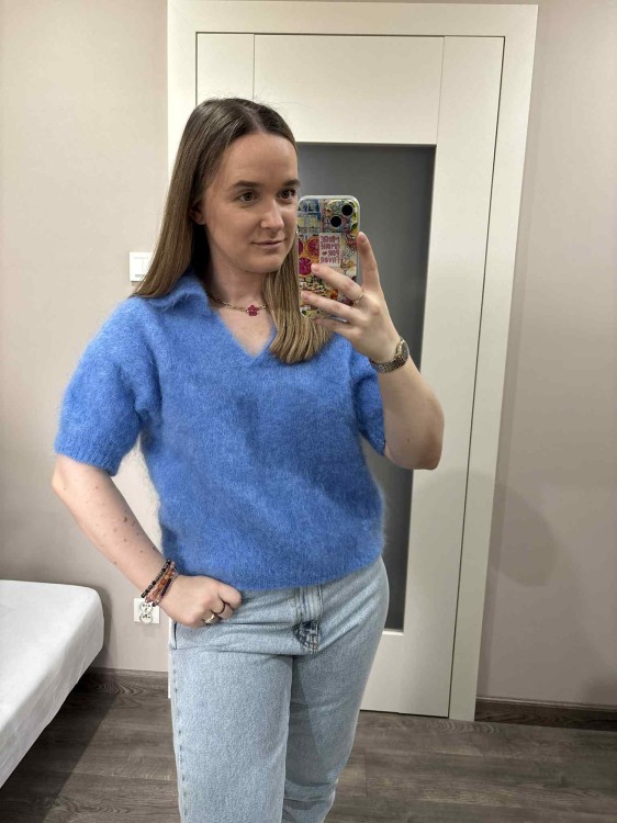 sweter kid moher, sweter moherowy, sweter kid mohair, niebieski sweter moherowy, sweter kid moher niebieski, sweter moherowy niebieski, moherowy sweter na zimę, wełniany sweter na jesień i zimę, sweter kid moher polo, sweter moherowy z kołnierzykiem