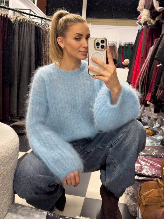 sweter kid moher dzwonek rękaw, sweter kid moher dzwoneczek, sweter kid moher z kielichowym rękawem, sweter kid moher z rozszerzanym rękawem, ciepły sweter na jesień, kid moher dzwonek błękitny, ciepły sweter moherowy na zimę