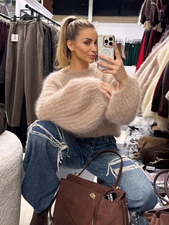 sweter kid moher dzwonek rękaw, sweter kid moher dzwoneczek, sweter kid moher z kielichowym rękawem, sweter kid moher z rozszerzanym rękawem, ciepły sweter na jesień, kid moher dzwonek beżowy, ciepły sweter moherowy na zimę