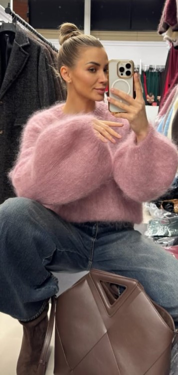 sweter kid moher dzwonek rękaw, sweter kid moher dzwoneczek, sweter kid moher z kielichowym rękawem, sweter kid moher z rozszerzanym rękawem, ciepły sweter na jesień, kid moher dzwonek brudny róż, ciepły sweter moherowy na zimę