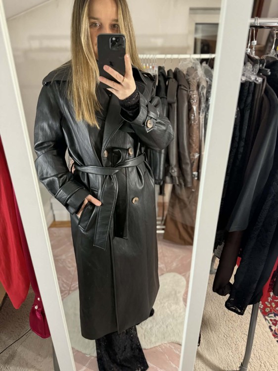 skórzany płaszcz vintage, skórzany płaszcz czarny na jesień, trencz skórzany czarny, długi płaszcz czarny, płaszcz skórzany vintage na jesień, elegancki płaszcz skórzany