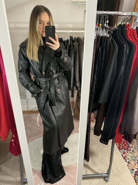 skórzany płaszcz vintage, skórzany płaszcz czarny na jesień, trencz skórzany czarny, długi płaszcz czarny, płaszcz skórzany vintage na jesień, elegancki płaszcz skórzany