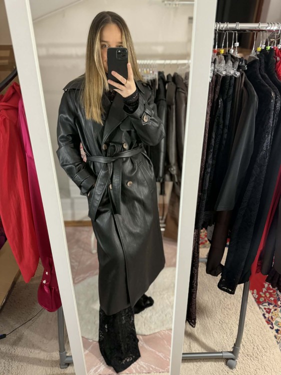skórzany płaszcz vintage, skórzany płaszcz czarny na jesień, trencz skórzany czarny, długi płaszcz czarny, płaszcz skórzany vintage na jesień, elegancki płaszcz skórzany
