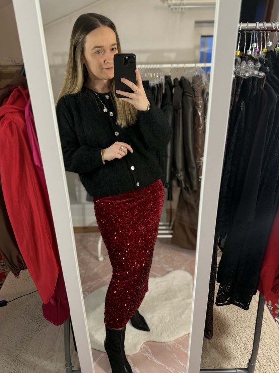 spódnica cekinowa, spódnica cekinowa bordowa, spódnica cekinowa na sylwestra, spódnica cekinowa bordowa na sylwestra, bordowa spódnica midi cekinowa, cekinowa spódnica midi, spódnica midi na sylwestra