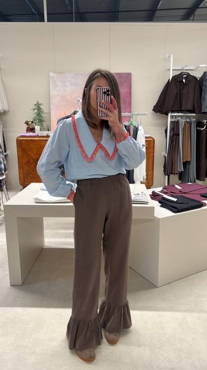 purpura spodnie Małgorzata, purpura spodnie z falbaną, purpura spodnie kakao, purpura spodnie wiskozowe, spodnie purpura fango, spodnie z falbanką purpura, spodnie falbana purpura, wiskozowe spodnie fango, kakao spodnie wiskozowe